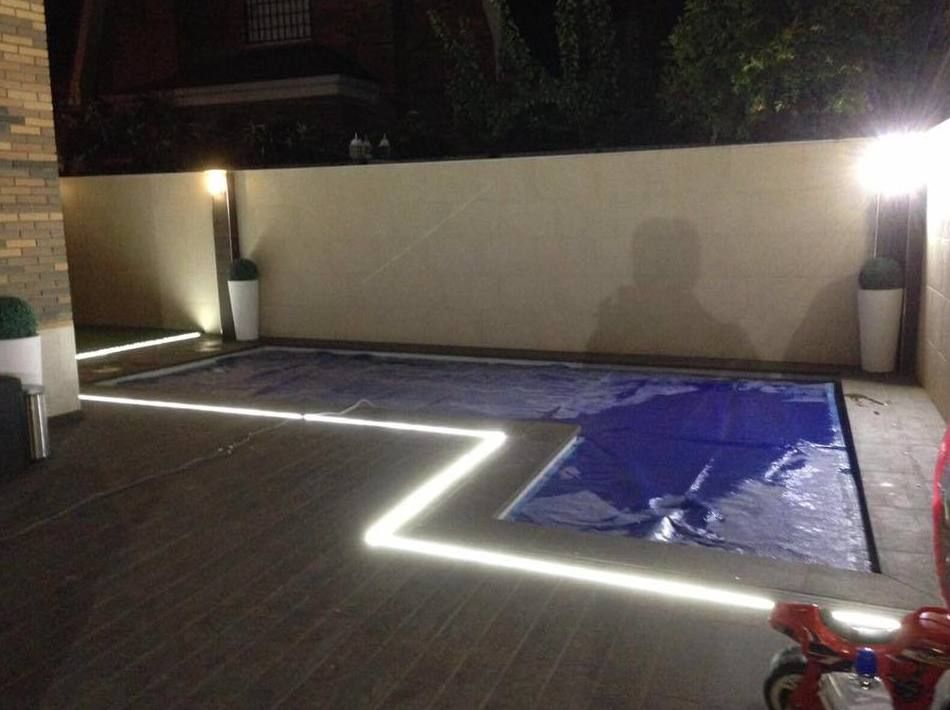 Piscinas Aquaeski S.L. piscina en la de noche con luces encendidas